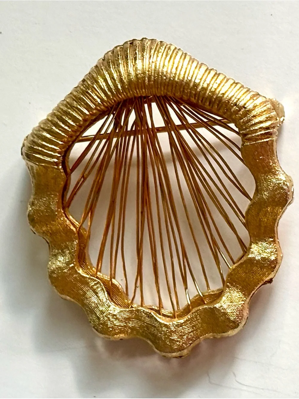 Vintage Gold Tone Wire Work Seashell Brooch Openwork Scallop Shell Fan Pin 70s